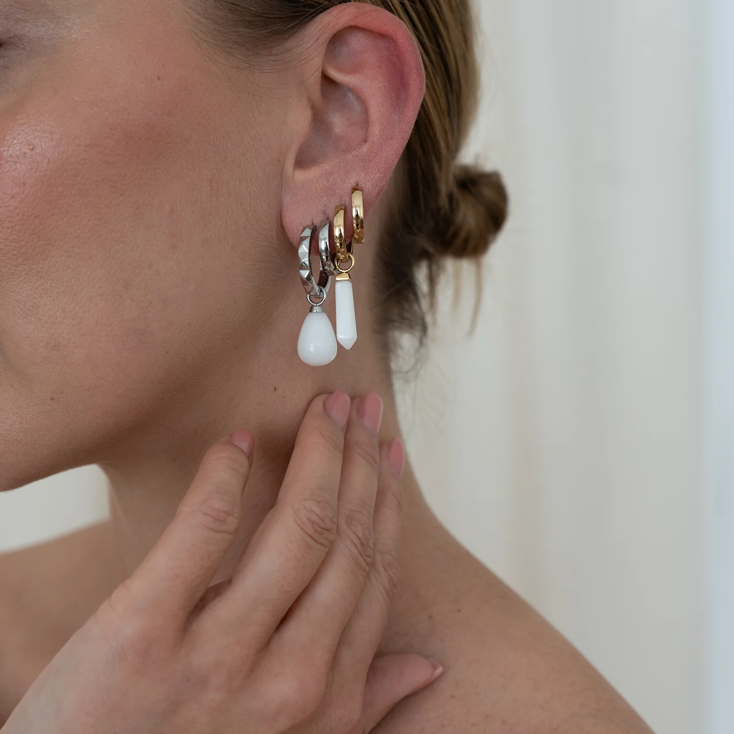 EAR ME UP Charm Drops Gold-White - Image 3