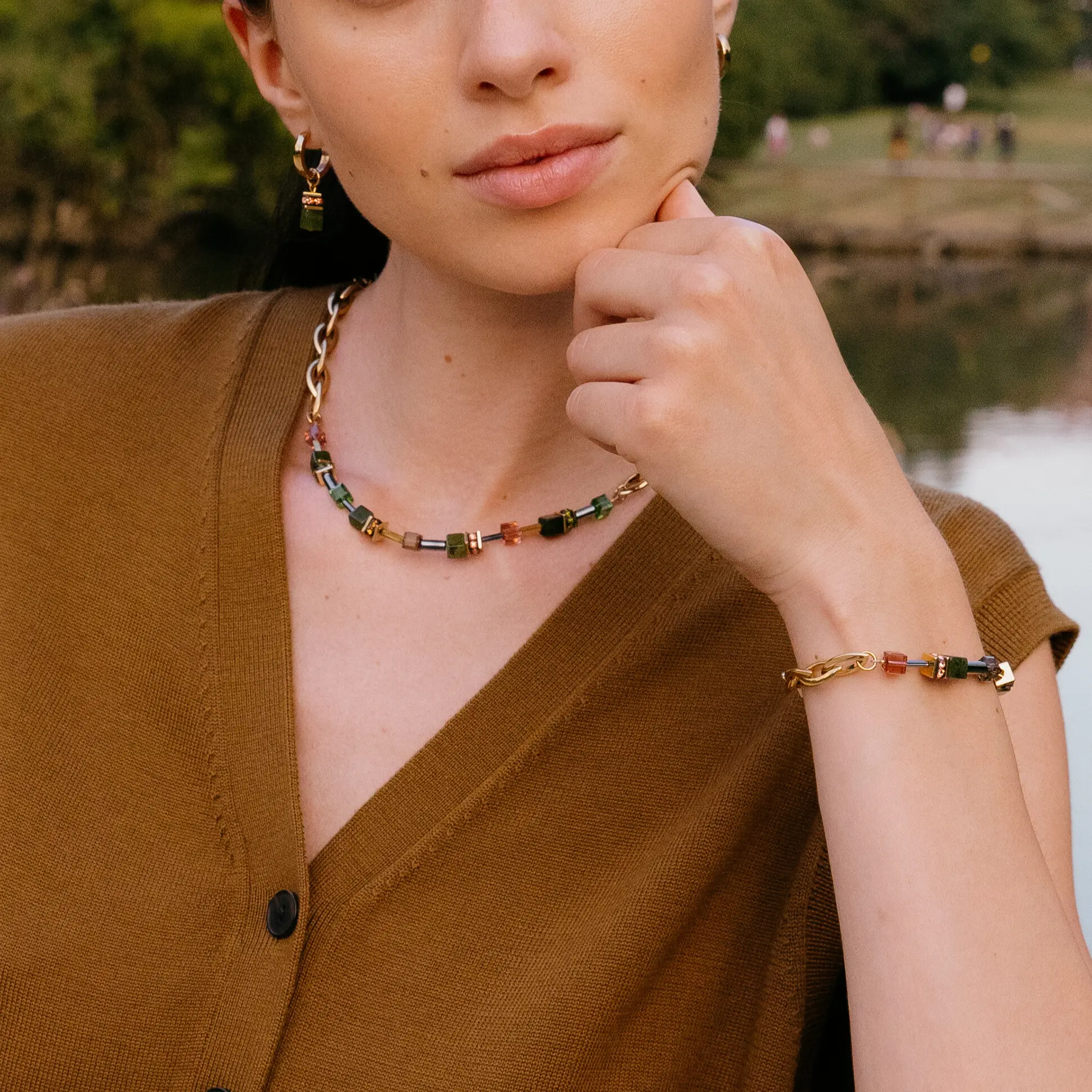 GeoCUBE® Chunky Chain hoop earrings gold-green - Image 4