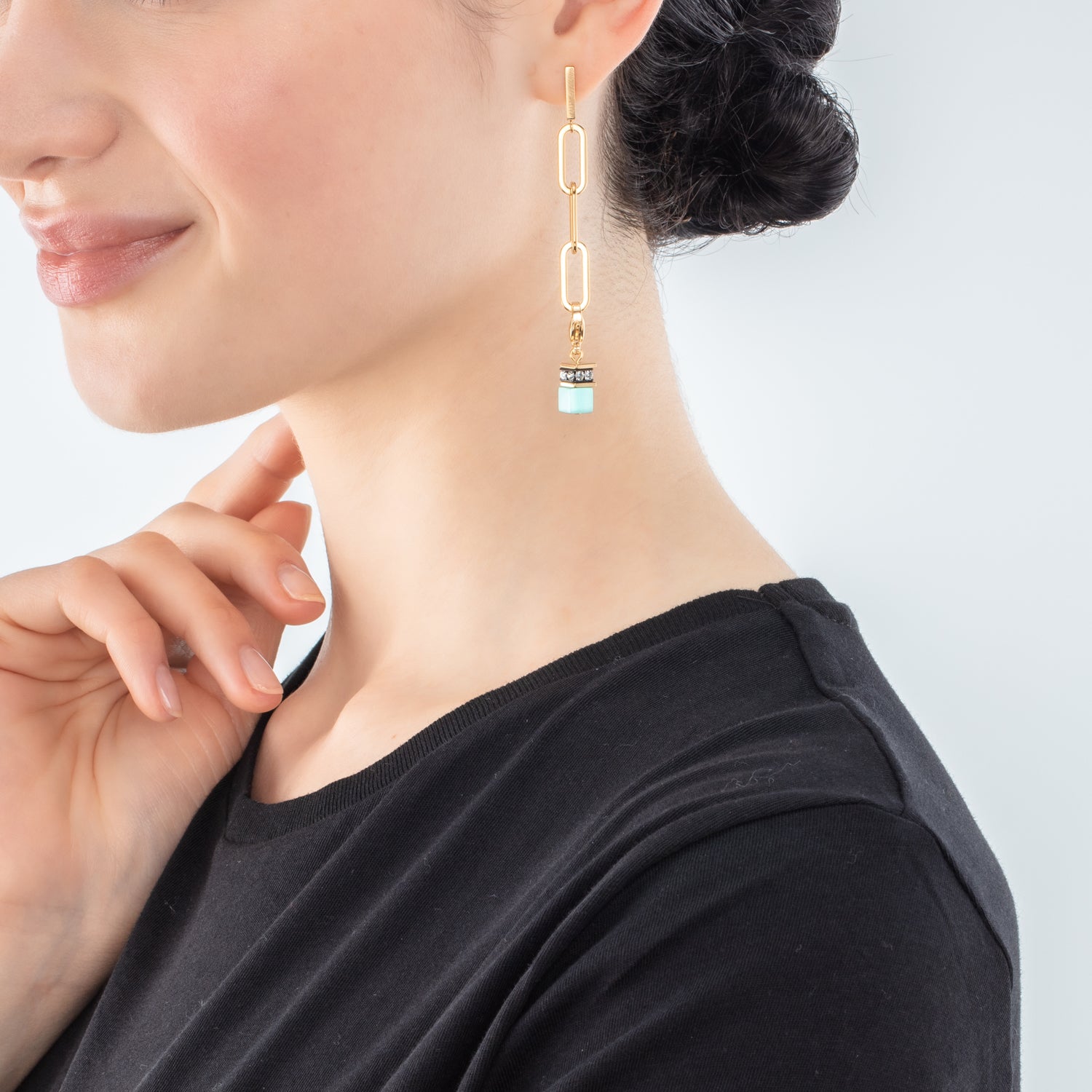 Happy Iconic Cube charm earrings gold pastel - Image 4